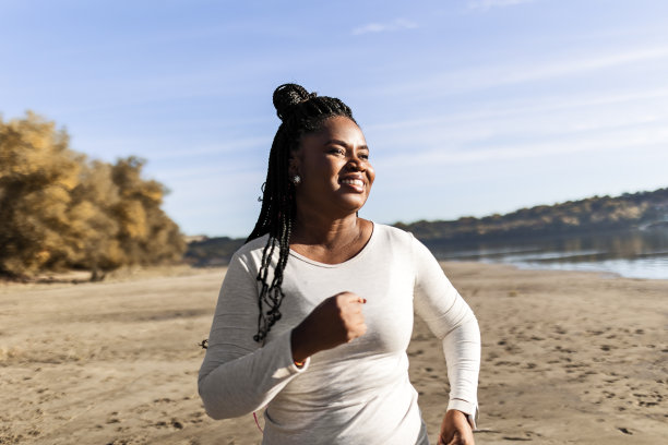 一名非裔美国妇女在河边奔跑图片下载