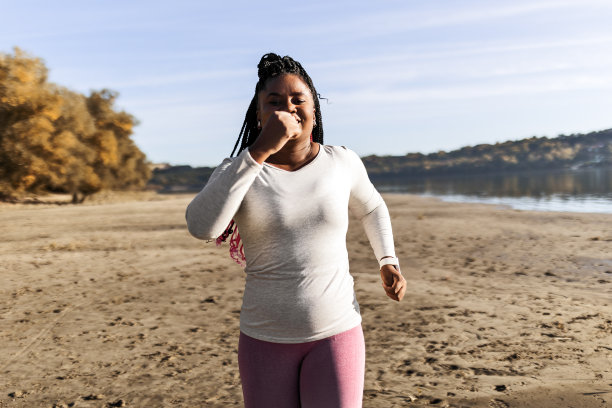 非裔美国妇女跑着看镜头图片下载