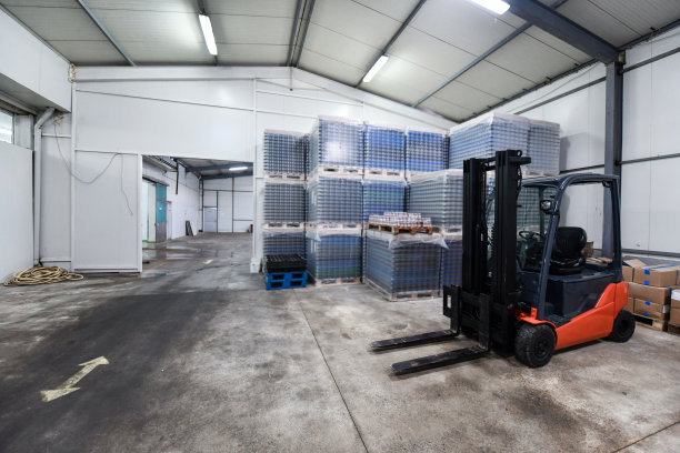 叉车停放在工厂仓库图片下载