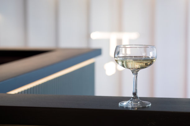 单杯香槟留在柜台上。孤独和孤立的概念图片下载