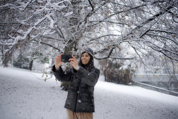一名女子在雪地里自拍图片下载