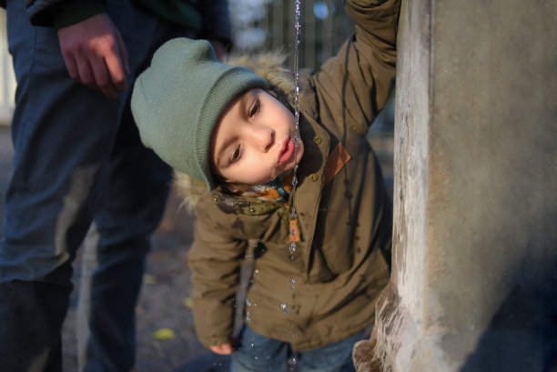 男孩喝自来水图片下载
