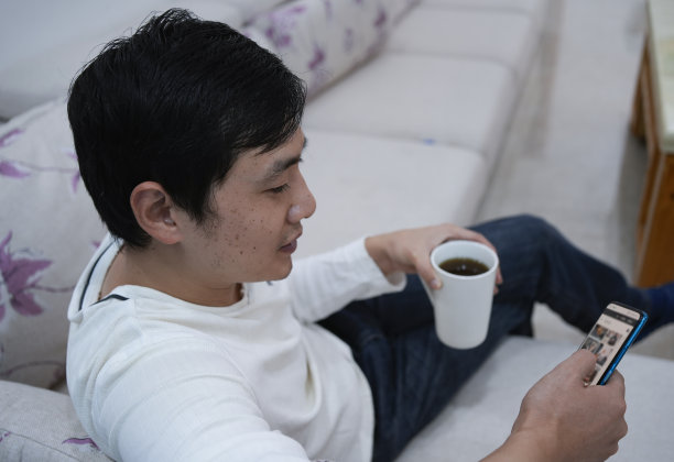 男人们在沙发上上网图片下载