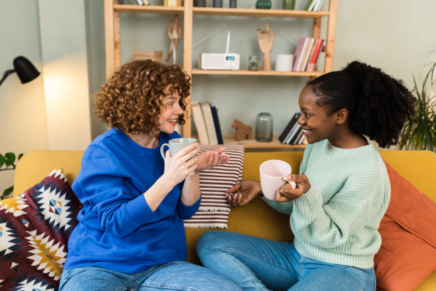 两个女性朋友在家里休息图片下载