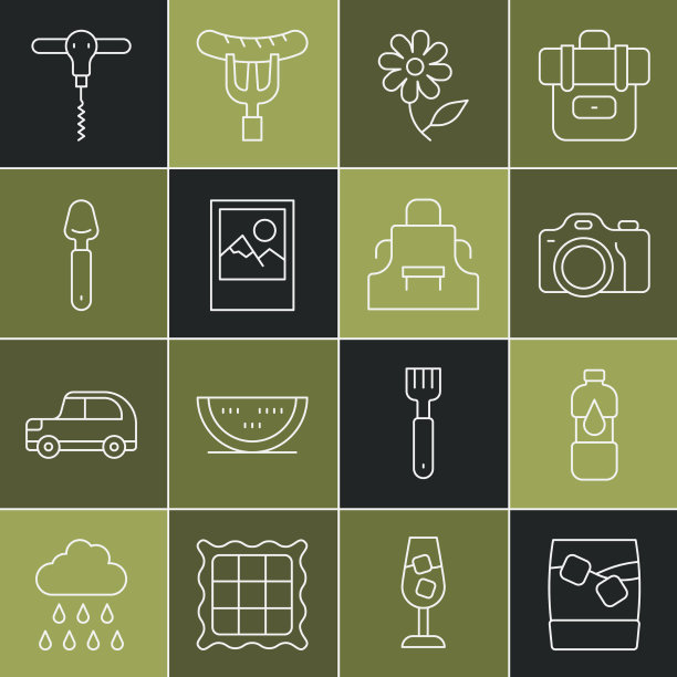 在威士忌杯中加入冰瓶装水图片下载