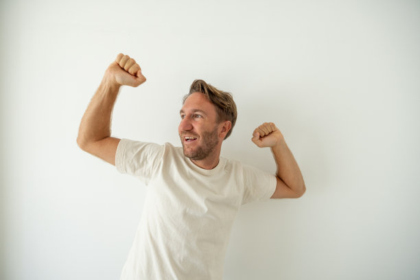 白色背景下有趣的男人的肖像图片下载