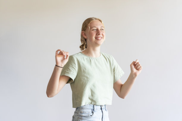 一个十几岁的年轻女人的快乐画像图片下载