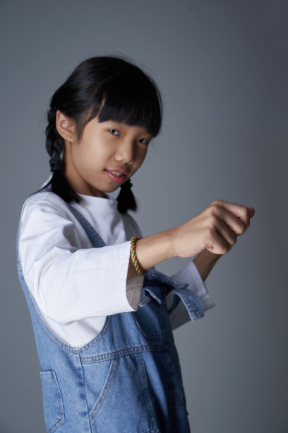 灰色背景下的功夫女孩图片下载