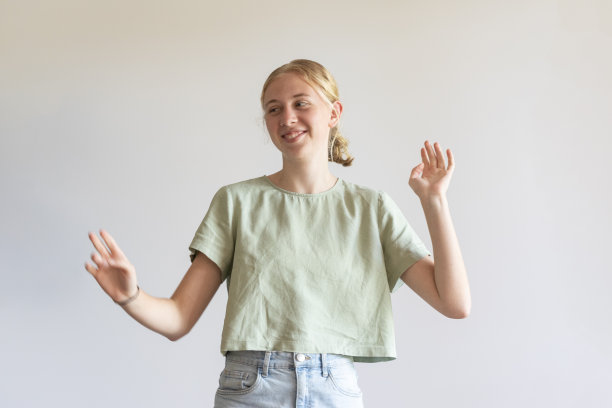 一个十几岁的年轻女人的快乐画像图片下载