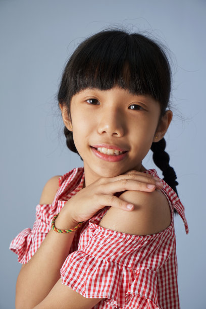 灰色背景下的中国女孩肖像图片下载