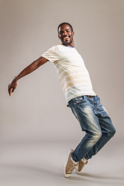 非洲人在工作室跳嘻哈图片下载