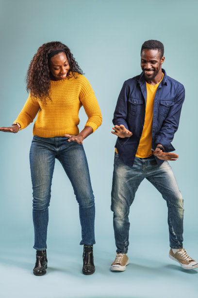 非洲情侣一起跳舞图片下载