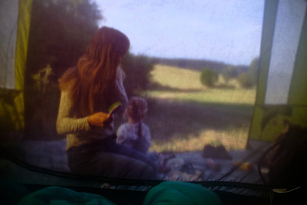 早上好新的一天，该在帐篷前梳头了。图片下载