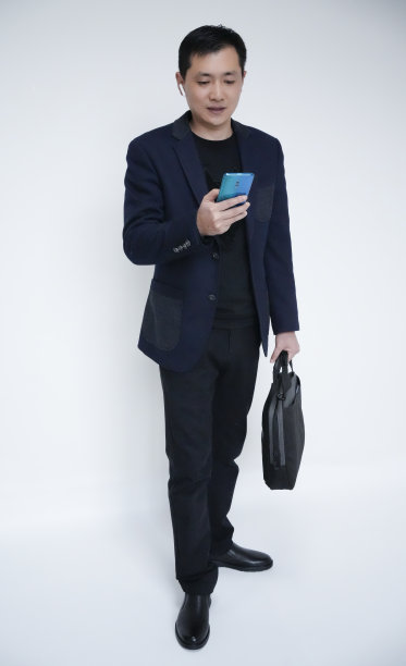 企业家的肖像商人白领站在公文包和使用手机图片下载