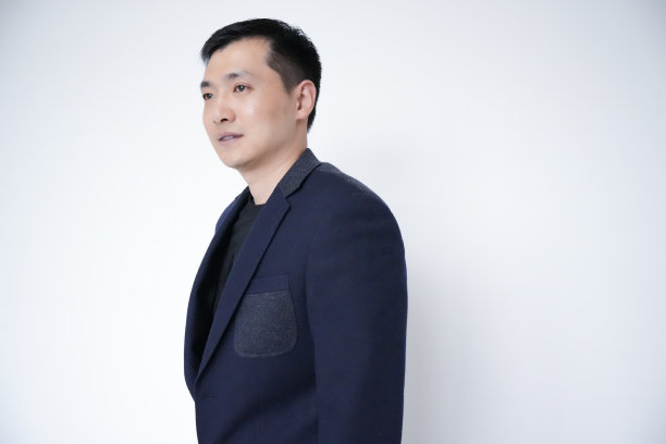 企业家、商人、白领经理使用平板电脑的肖像图片下载