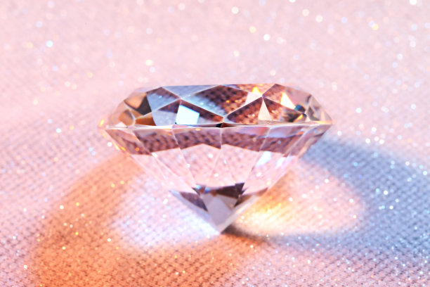 美丽的钻石在闪亮的粉红色背景，上面的观点图片下载