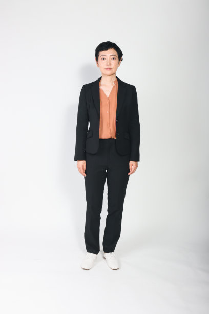 一个中年亚洲妇女的全身肖像图片下载