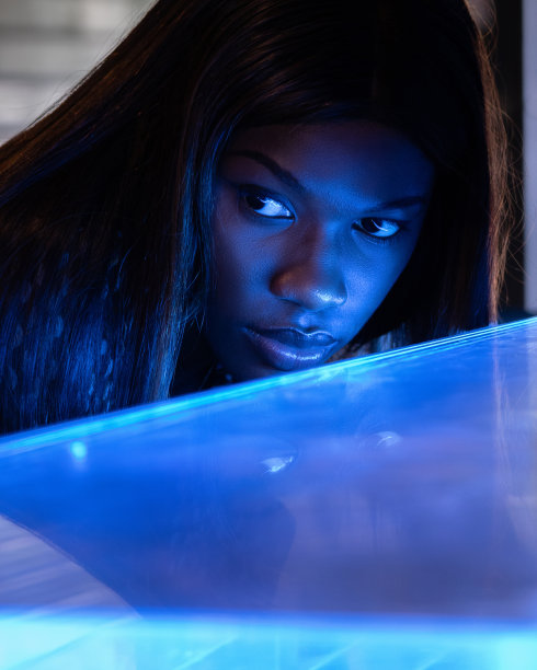 复古风格，现代黑人女性:永恒的美丽图片下载