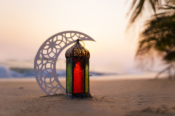 开斋节灯笼与新月在海滩上图片下载