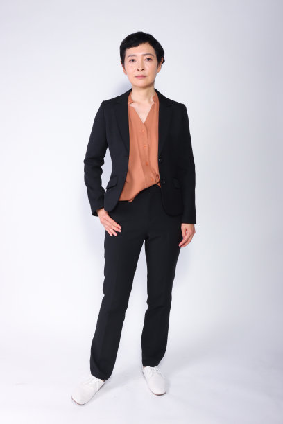 一个中年亚洲妇女的全身肖像图片下载