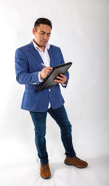 强有力的肖像西班牙男性白底照片系列图片下载