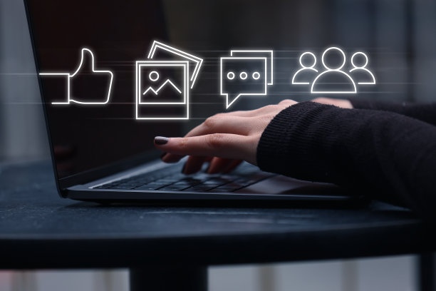 女商人使用笔记本电脑的图标社交媒体和社交网络的手。网络营销概念图片下载