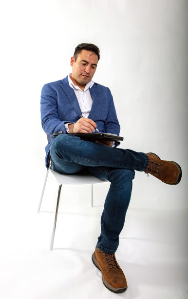 强有力的肖像西班牙男性白底照片系列图片下载