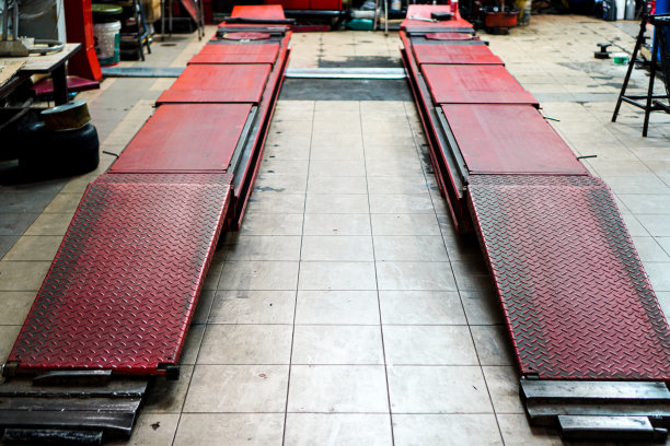 图为液压台座为汽车拆卸汽车橡胶或调整汽车车轮的中心。图片下载