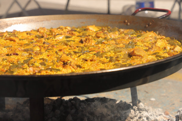 在柴火上烹制巴伦西亚海鲜饭的特写镜头图片下载