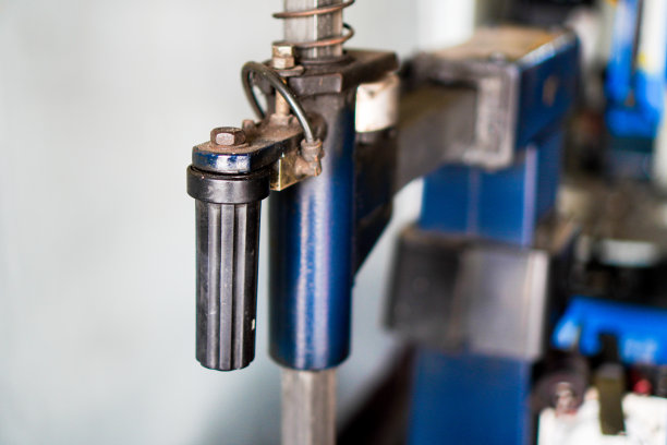 图片显示在汽车修理厂更换汽车橡胶和更换轮胎的液压机械图片下载