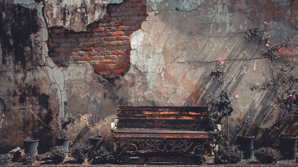 旧建筑里的一张破旧的长凳。僻静建筑里的木凳图片下载