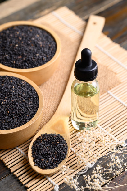 黑芝麻和油在木制背景上，亚洲菜的食材图片下载