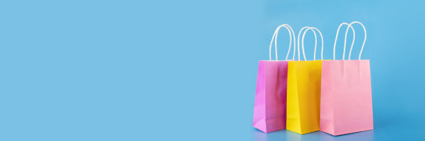 网上购物横幅，购物袋在蓝色背景，销售和折扣，复制空间图片下载