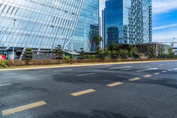现代建筑前的空柏油路图片下载