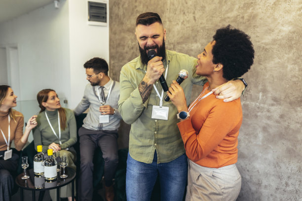 商务人士在现代办公室唱卡拉ok图片下载