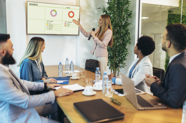 商务人士在办公室开会、演讲和研讨会。一个年轻的商业女性领袖的肖像图片下载