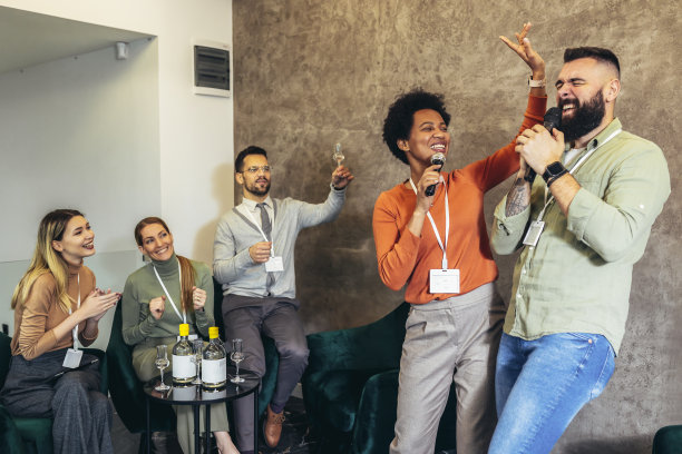 商务人士在现代办公室唱卡拉ok图片下载