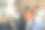 商务人士在现代办公室唱卡拉ok图片下载