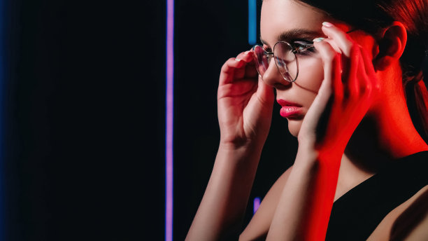 复古视90年代霓虹灯女孩脸眼镜图片下载