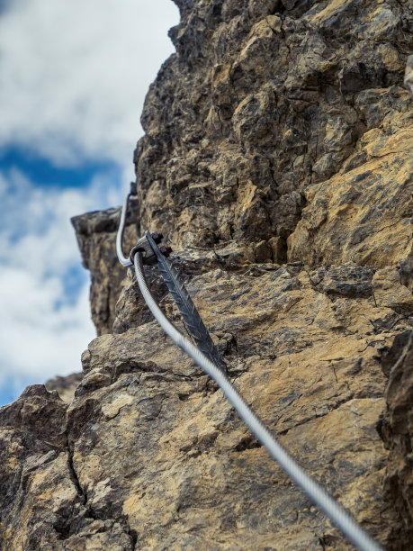 近距离选择性聚焦的视角镜头通过ferrata路线寻找奥地利，蒂罗尔，祖格斯皮策图片下载