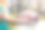 一名面目全非的女大学生坐在公园外，用笔记本电脑学习图片下载