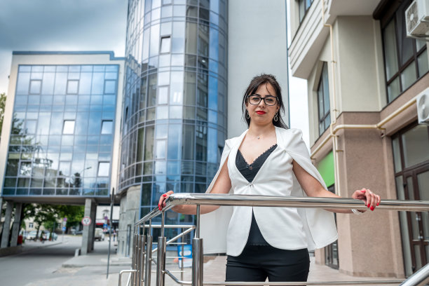 女商人老板在美丽的办公室里打电话，看着时钟。图片下载