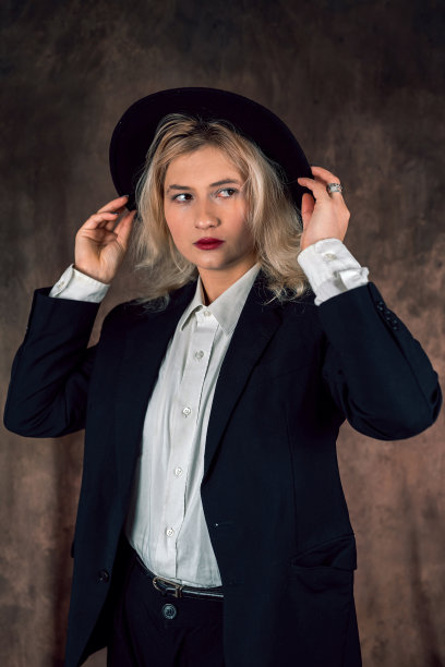 一个美丽的白人女商人的肖像在一个朴素的西装在单一的背景图片下载