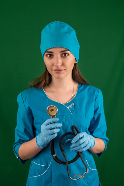 护士抱着听诊器站着，眼睛睁得大大的。图片下载