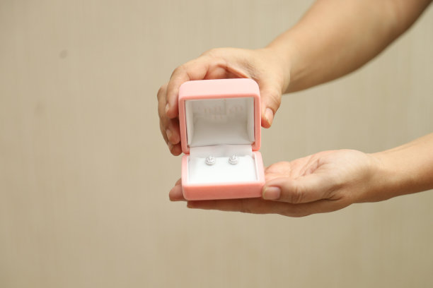 首饰盒内装有钻石耳环图片下载