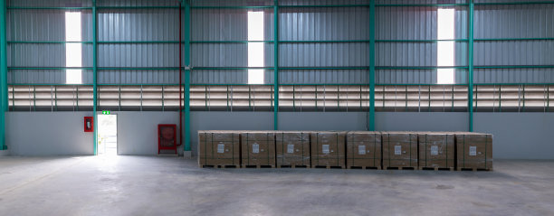 仓库内部。工业大厅中详细为支撑杆。工业厂房或现代化厂房用于制造生产厂房或大型仓库图片下载