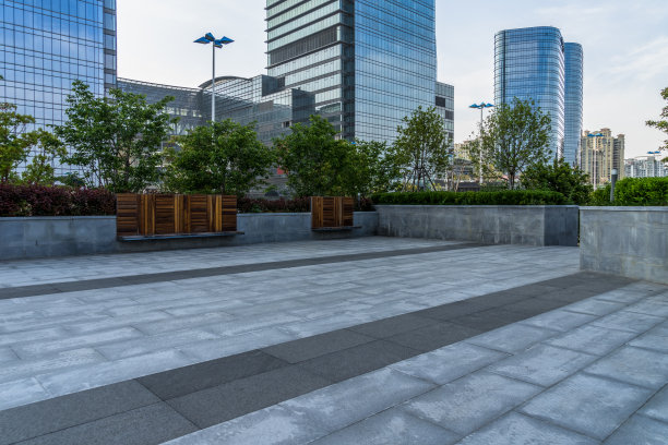 现代建筑前的空砖地板图片下载