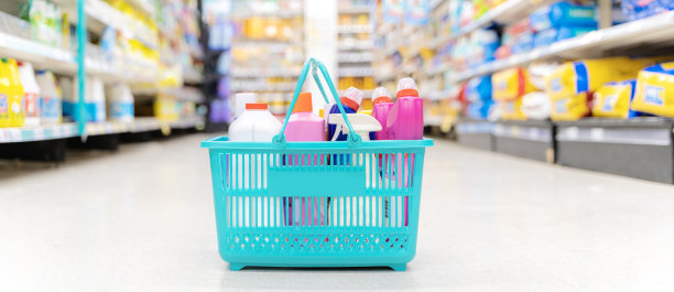 超市市场或杂货店有优质的篮子房子清洁设备和用品。在购物车中进行零售购买图片下载