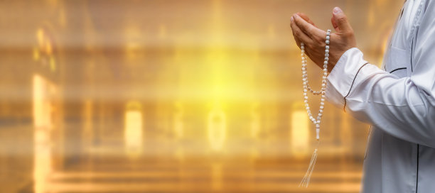 一名穆斯林男子在清真寺内举起双手和塔斯比一起祈祷。关注手。虔诚的亚洲穆斯林男子在祈祷。禁食的结束。开斋节。图片下载
