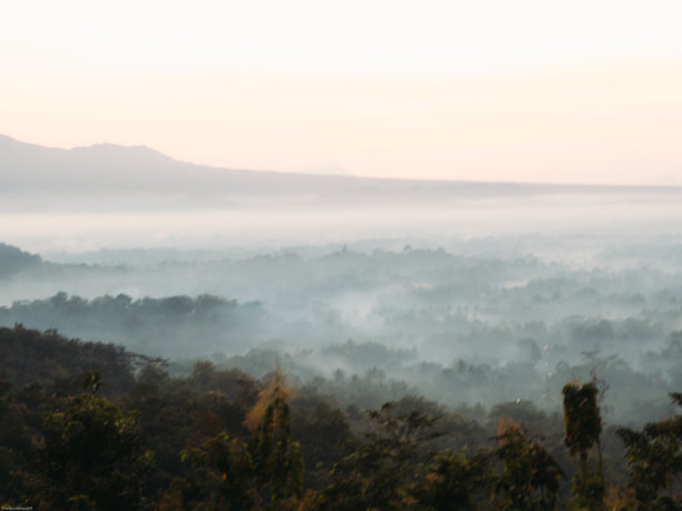 印度尼西亚Magelang婆罗浮屠岛Punthuk Setumbu的两座山的美丽日出图片下载
